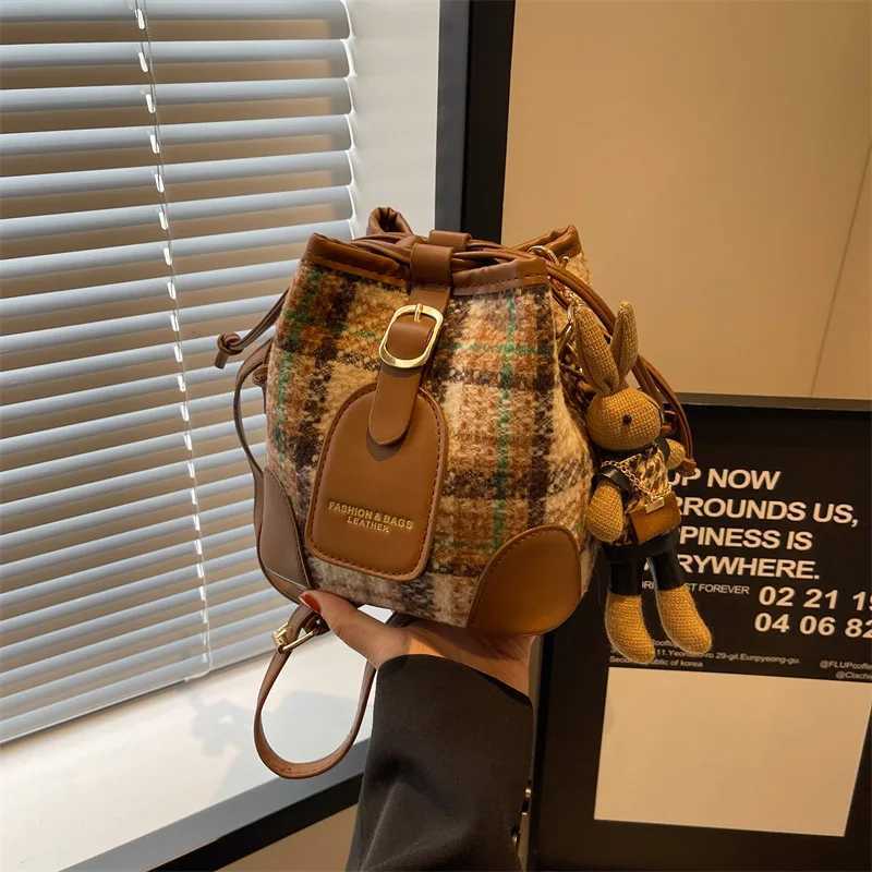 Womens shoulder bag Fi luxury designer womens small handbag PU leather cross body bucket bag womens retro handbagXJ250412