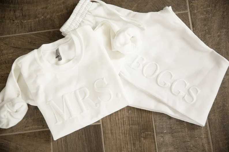 POD customization Custom Embossed Bridal Mrs Sweatshirt New Mrs Pullover Bride Sweatshirt Bride to Be Sweater White or Black Jogger SetT251112