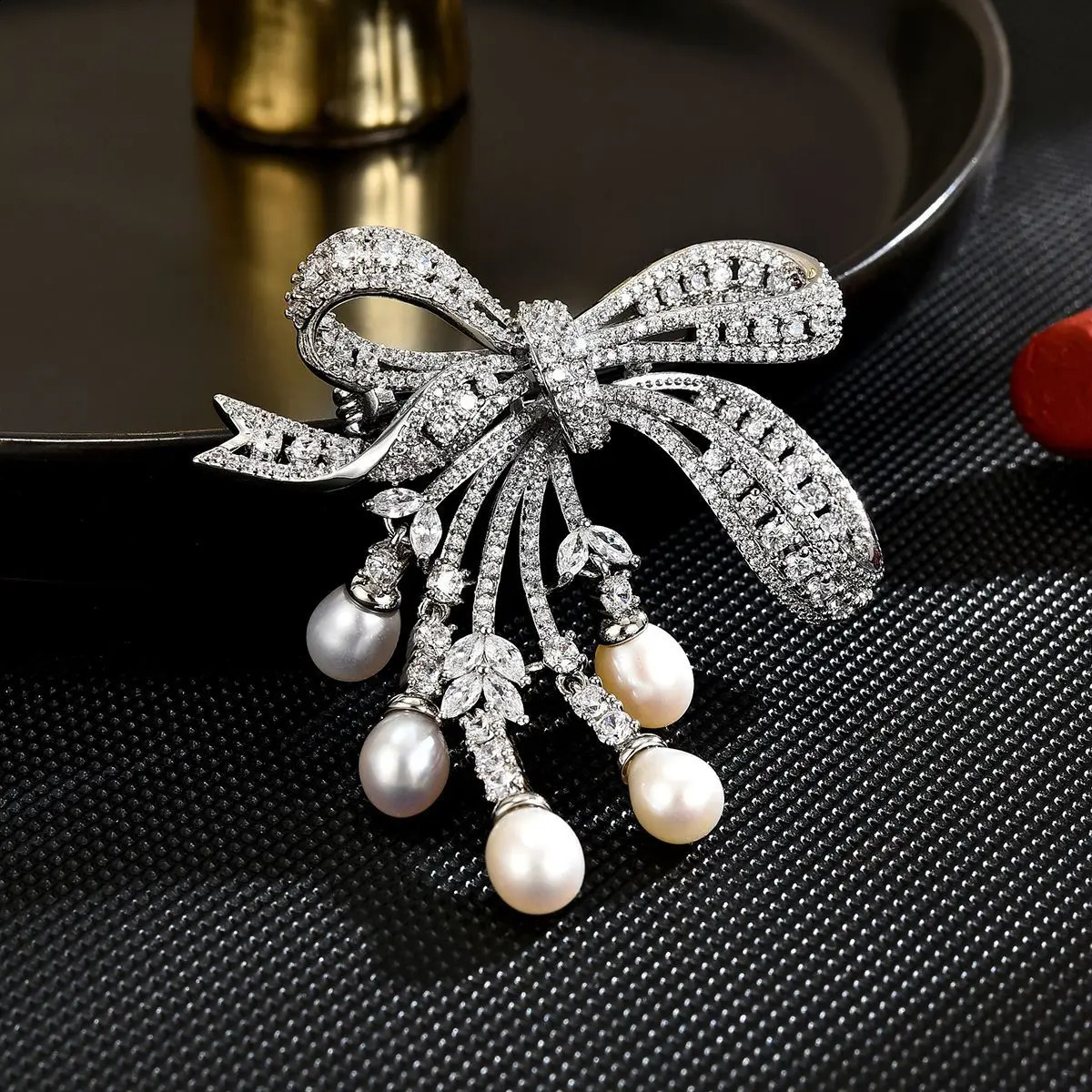 High end fashionable lamp luxurious micro inlaid zirconia bow brooch natural freshwater pearl corset accessory brooch 250407