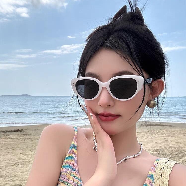 New fashionable street photography UV resistant sunglasses, spicy girl style small frame oval cat eye sunglasses