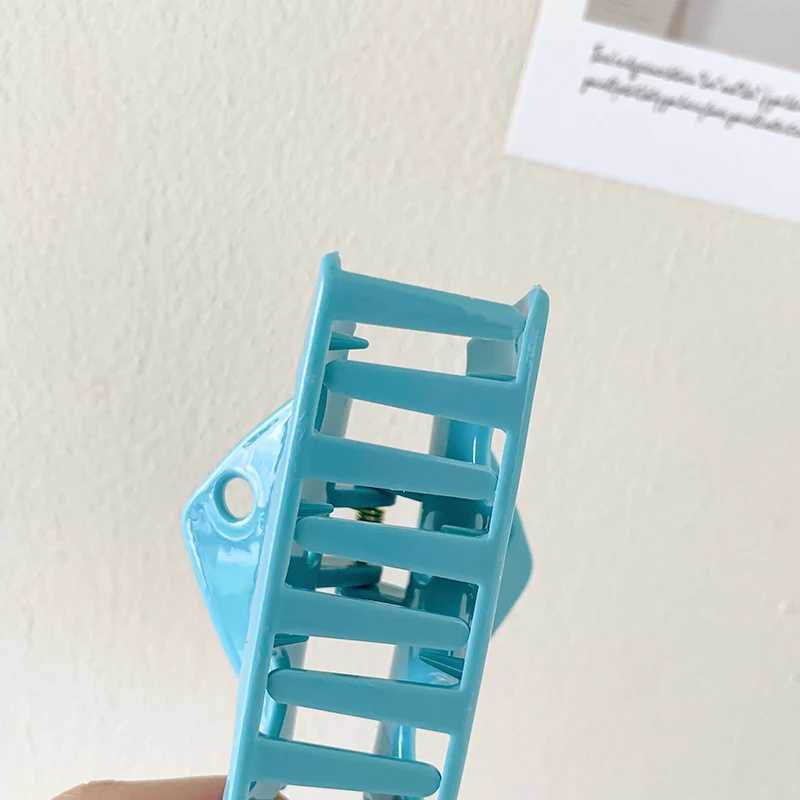 New Solid Color Acrylic Cheese Hair Clips Elegant Women Korean Style Hairpin Funny Food Shark Cawl Clip Girls Hair Accessories Y2504012