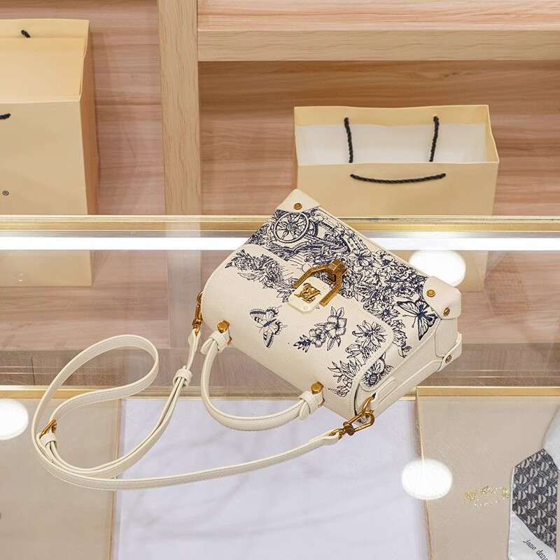 Women's handbag, women's 2025 new style, spring and summer high-end feeling, this year's popular single shoulder crossbody small square