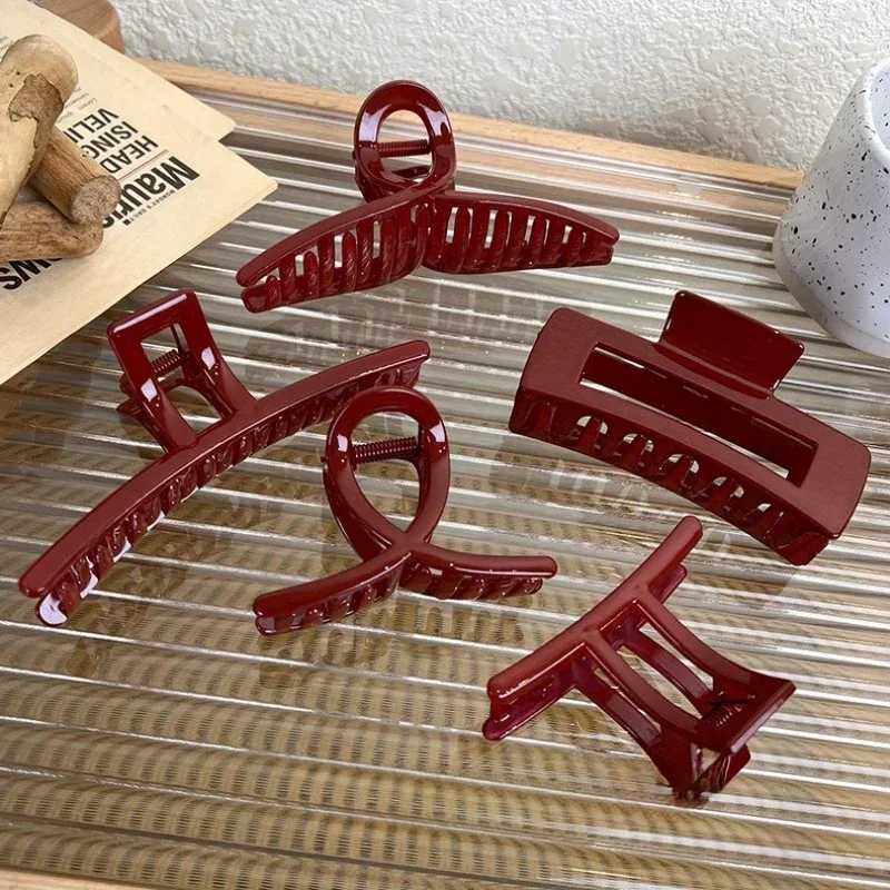 Plastic red hair claw womens large geometric acrylic crab hair clip elegant bucket clip womens fashionable hair clip Y2504012