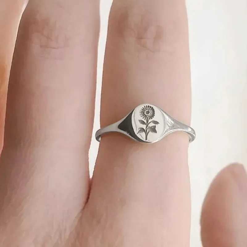 The smallest floral niche design ring in 2025 sealed with sunflower pattern small fresh male and female index fingersXJ250412