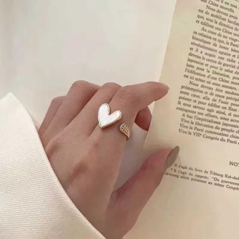 Exquisite zircon white open ring suitable for womens fashionable personalized daily Accord party jewelry birthday giftXJ250412