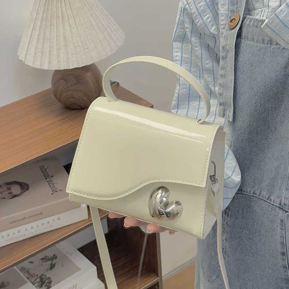 Trendy Patent Leather Square Crossbody Bags Women Hand-held Small Flap Bag Single Shoulder Bag Heart Design Commuter HandbagT2511112