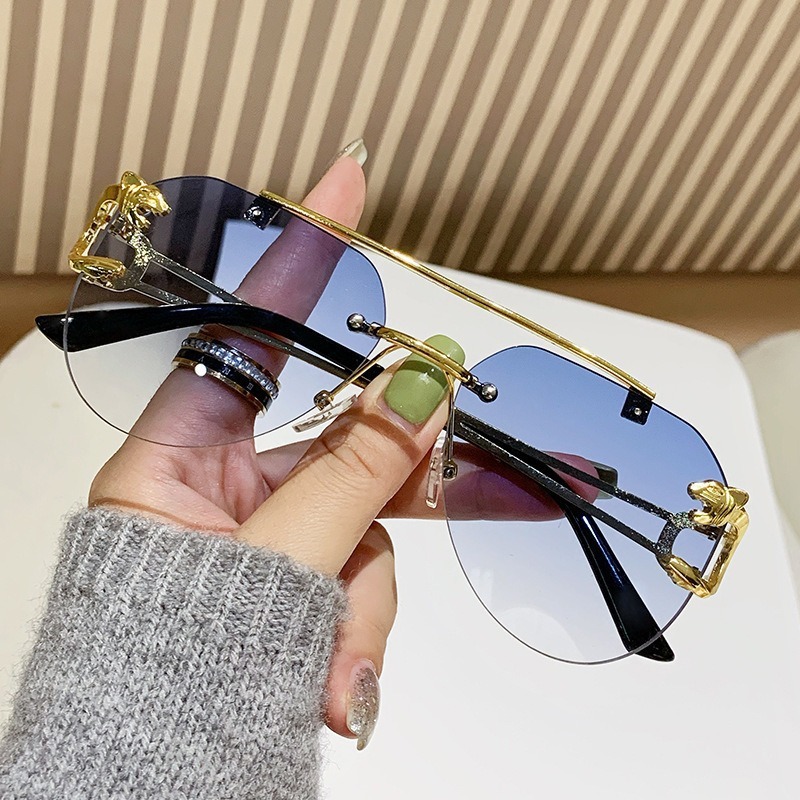 New fashionable high-end sunglasses for men women, with a big face and slim leopard head, popular on the internet. Same style
