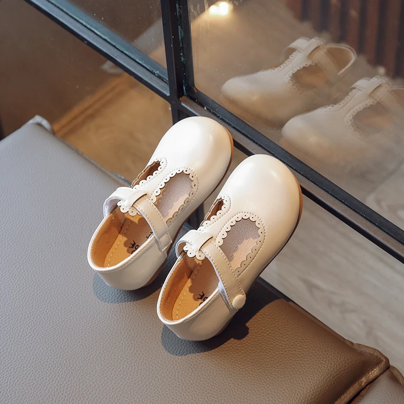 Childrens T-belt leather shoes girls hollow shoes princess shoes boys breathable apartment beige brown childrens baby childrens summer and autumn 2504