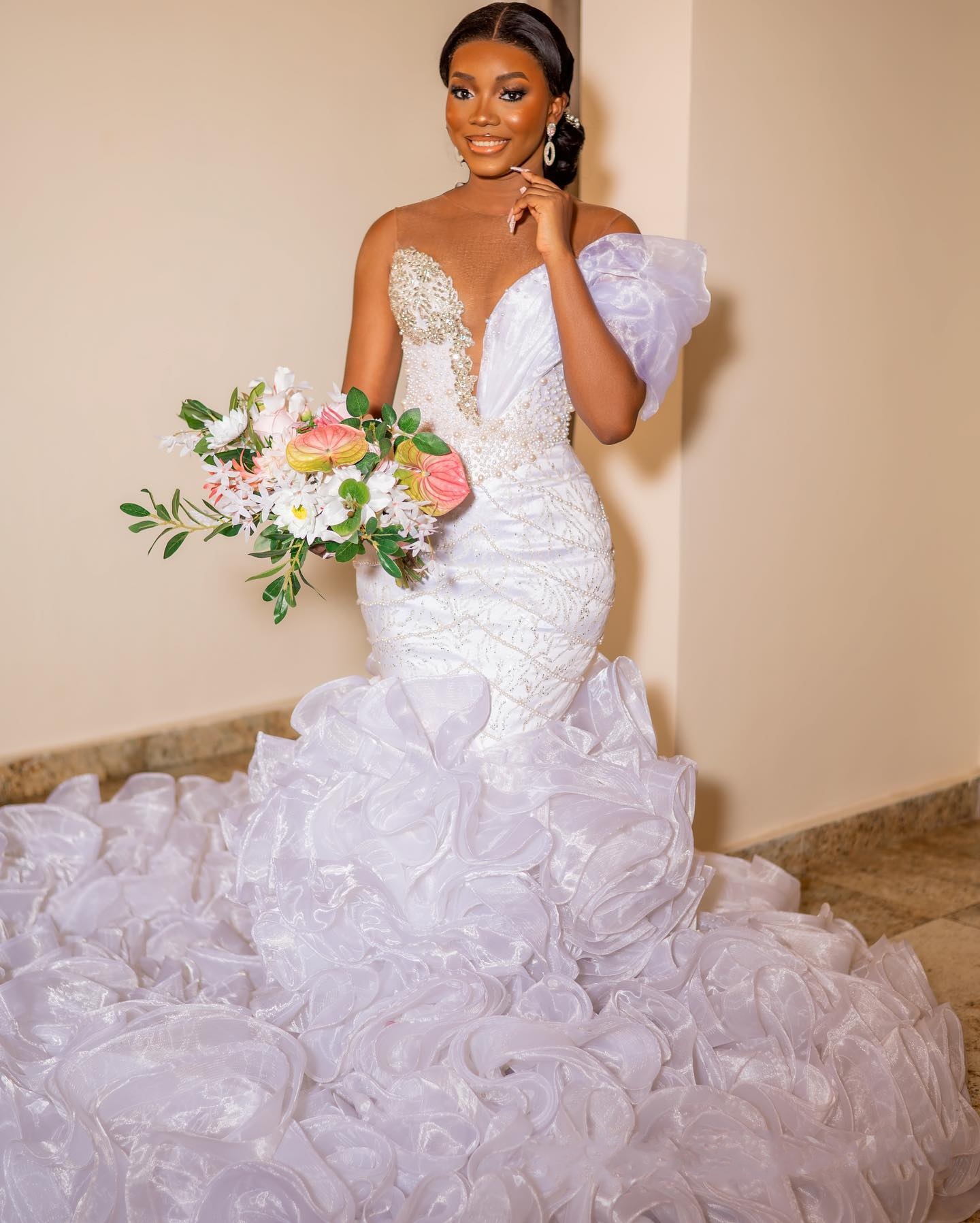 Plus Size Pearls Mermaid Wedding Dress Diamonds O Neck Sleeveless Bride Gowns Ruffles Ruched Sweep Train Bridal Dresses Customized
