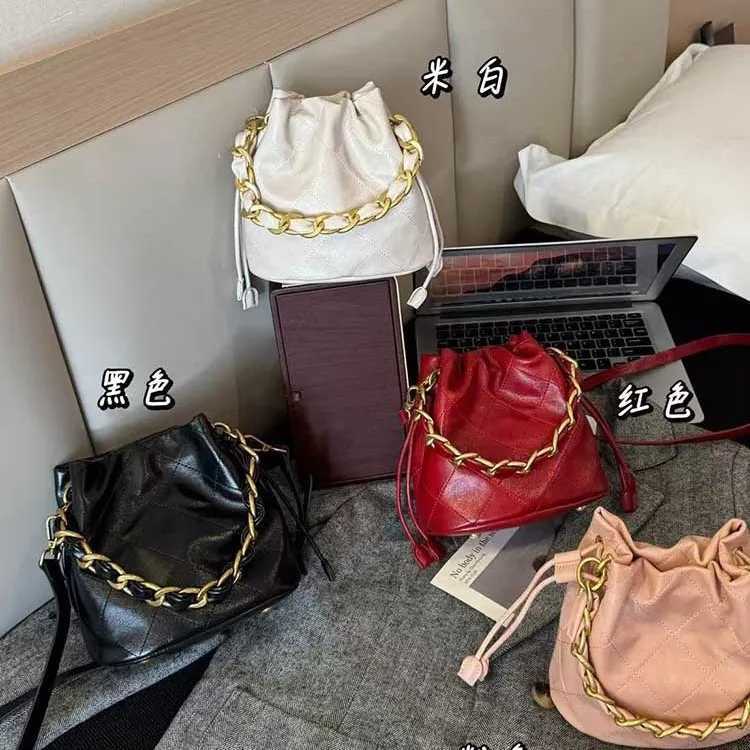 Luxury designer leather quilted dry bucket bag suitable for women with chain strap cross body handbag used for daily commutingXJ250412