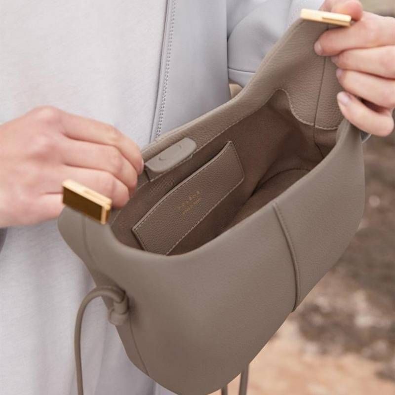 New Trend Of Niche Leisure And Hundred Lunch High Quality Large Capacity Ladies Commuting Fashion Shoulder Crossbody Armpit Bag