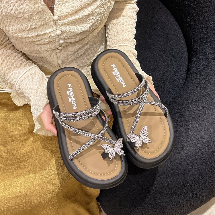Ladies 2025 summer new French rhinestone fashion fairy slippers wear flat casual clip-on toes with a skirt beach flip-flops