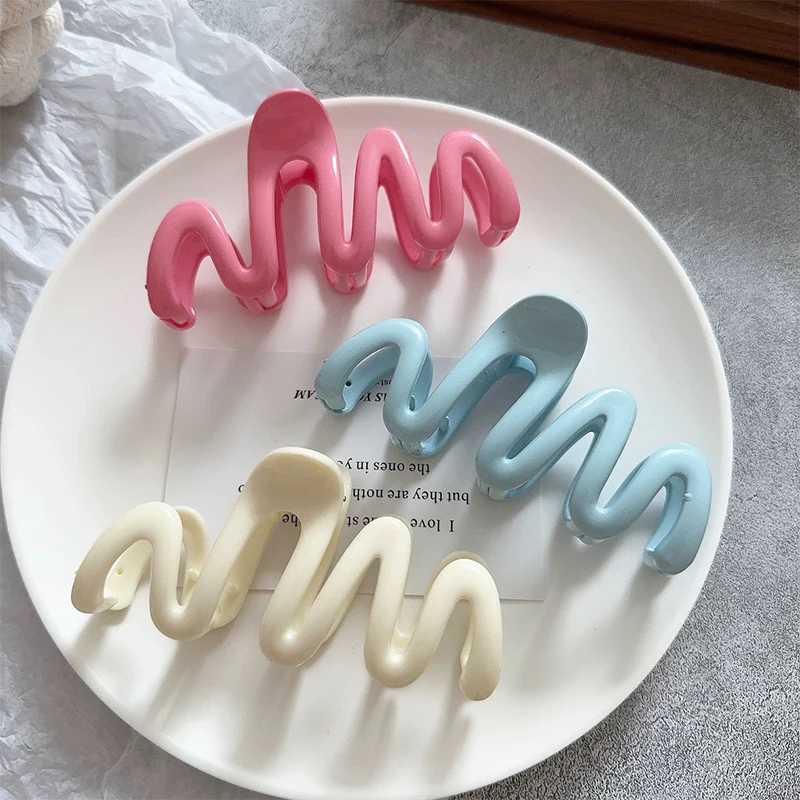 Dopamine cream geometric wavy line back hair claw hair claw clip womens hair clip ponytail hair accessories Y2504012