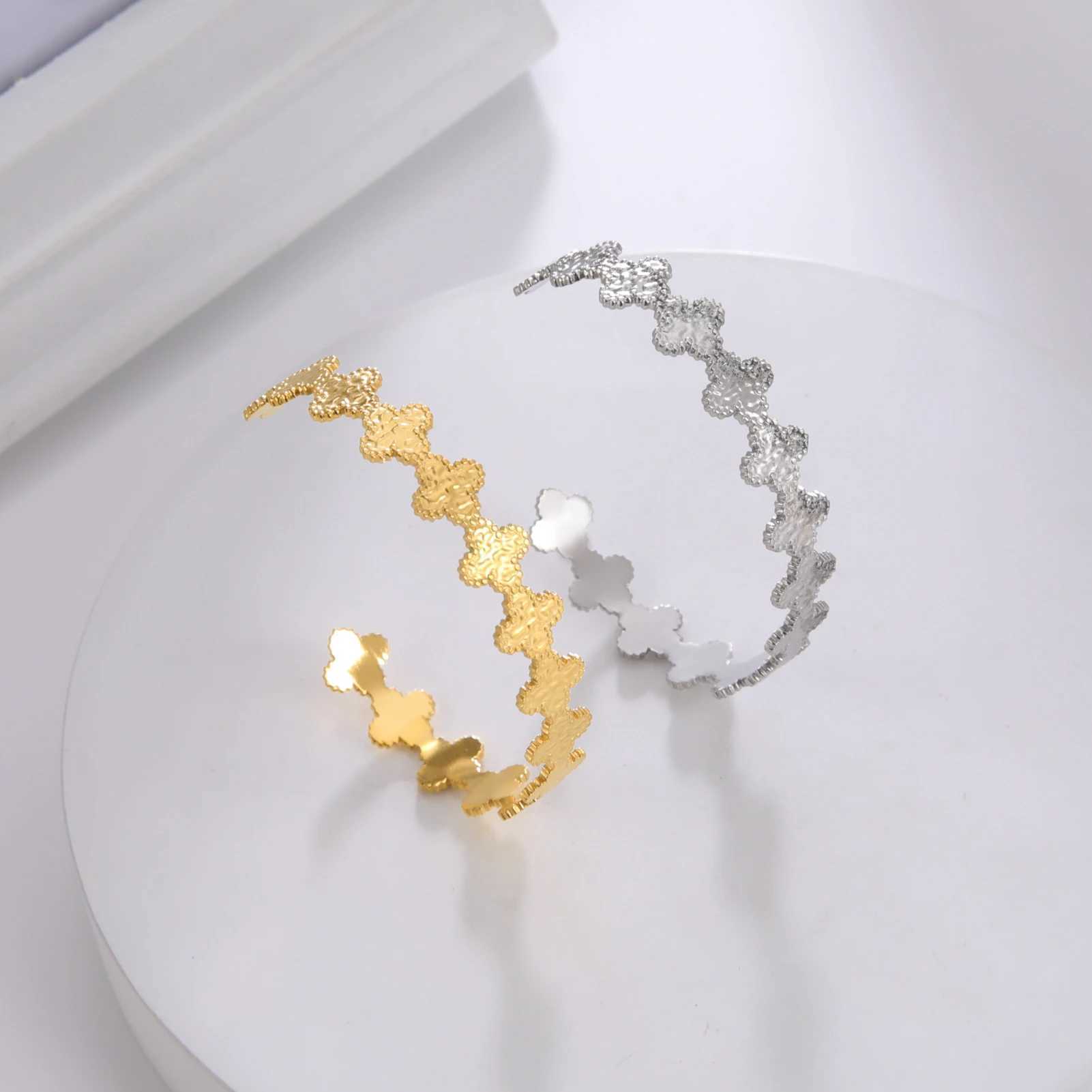 Amaxer Stainless Steel Hammered Four-Leaf Clover Bracelet For Women Girl Flower Bangles Christmas Jewelry Party Lover GiftC250411