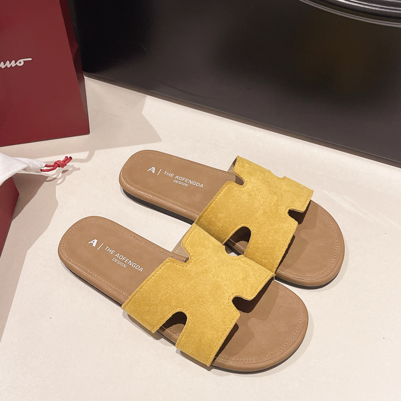Flat bottomed slippers free Shipping sandals Designer Soft soled slippers One word dragging Wearing beach shoes outside