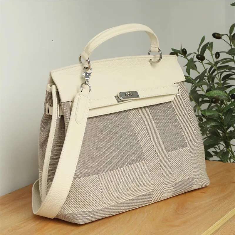 High-Sense Large-Capacity Checkered Leather Large-Size Commuter Handbag Single-Shouldered Notebook Lock Tote Bag