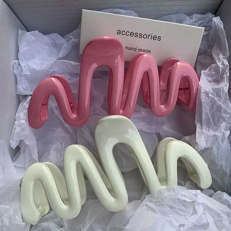2023 Color Jelly Wave Hair Claw Womens Fashion Design Korean Sweet Simple Irregular Hair Clip Wear Wholesale Y2504012