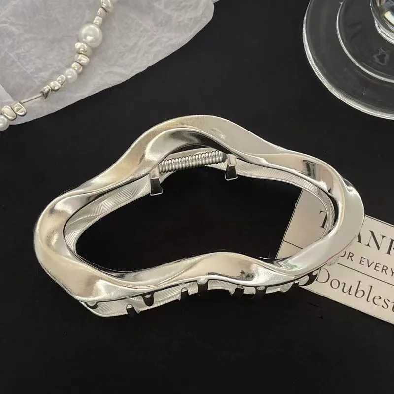 1 high-end metal white cloud shark head accessory with hair clip feminine style disc-shaped hair grab clip Y2504012