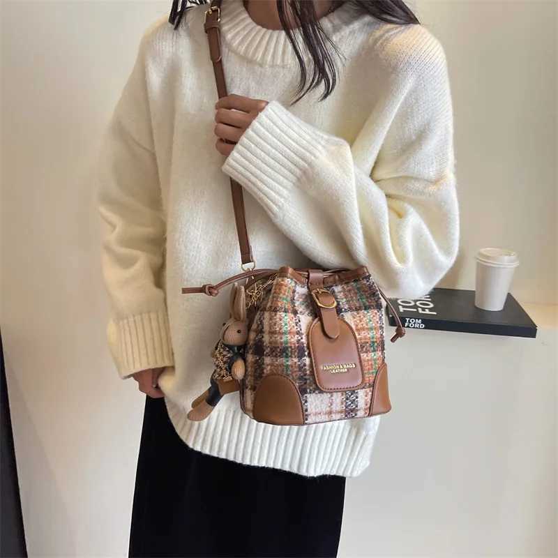 Womens shoulder bag Fi luxury designer womens small handbag PU leather cross body bucket bag womens retro handbagXJ250412
