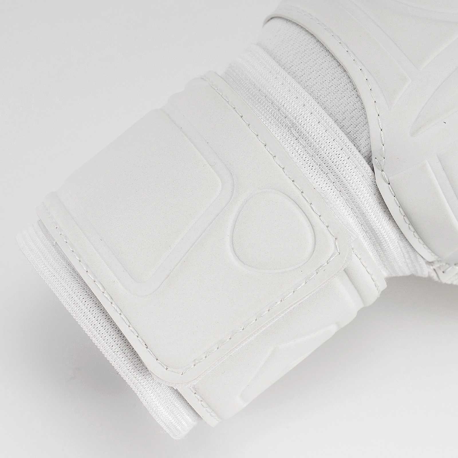 High quality latex gloves for football goalkeepers finger protection for childrens football with strong grip and finger protection for goalkeepersXJ25