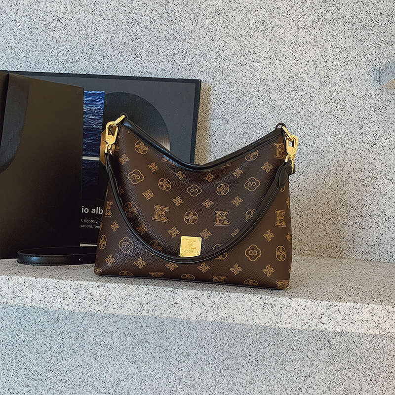 High-end Fashion Versatile Chic Niche Tote for Women 2025 New Simple Casual Commuter Shoulder Crossbody Bag