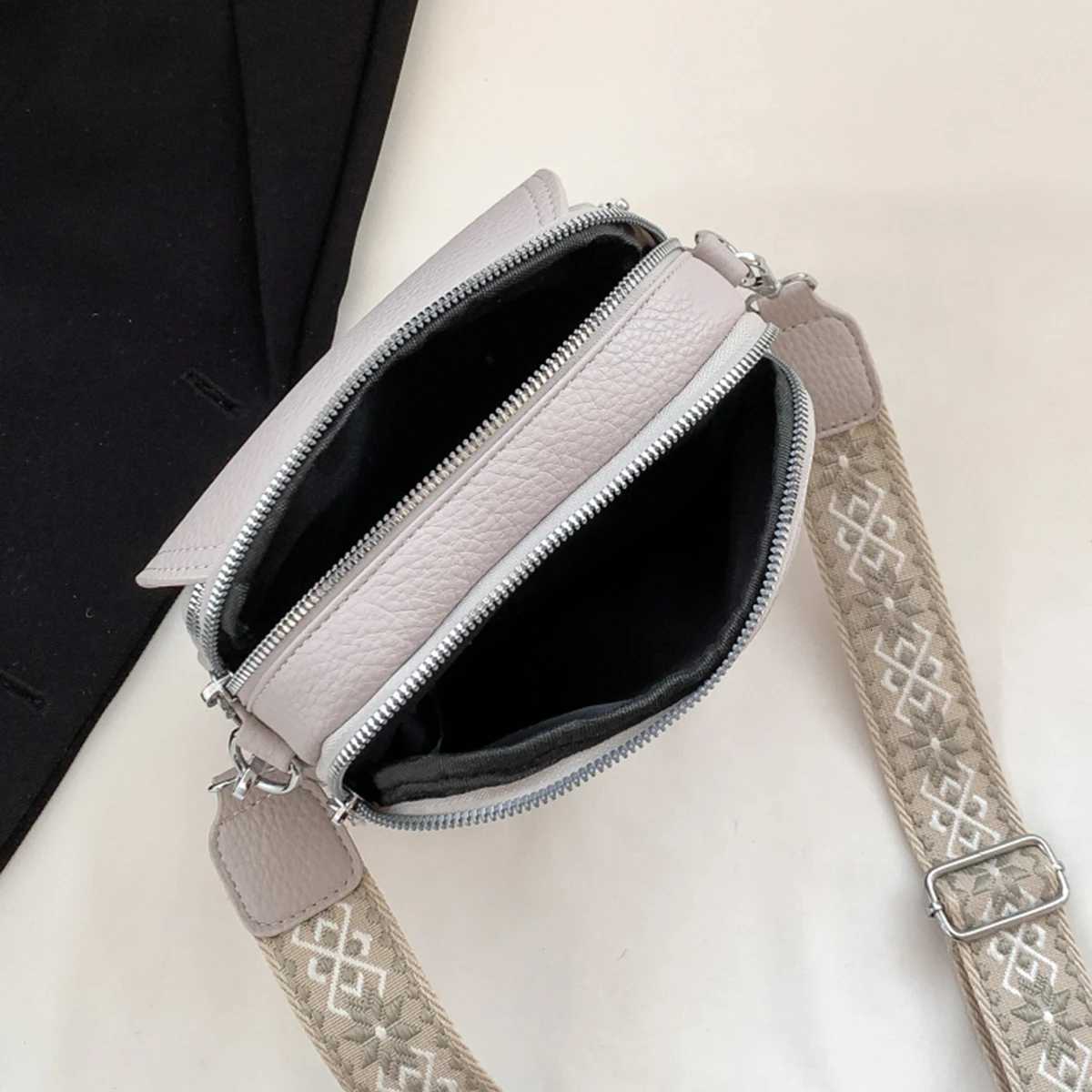 Small square bag with a small design and simple style Student fashion mobile phone bag Casual versatile shoulder messenger bagT2511112