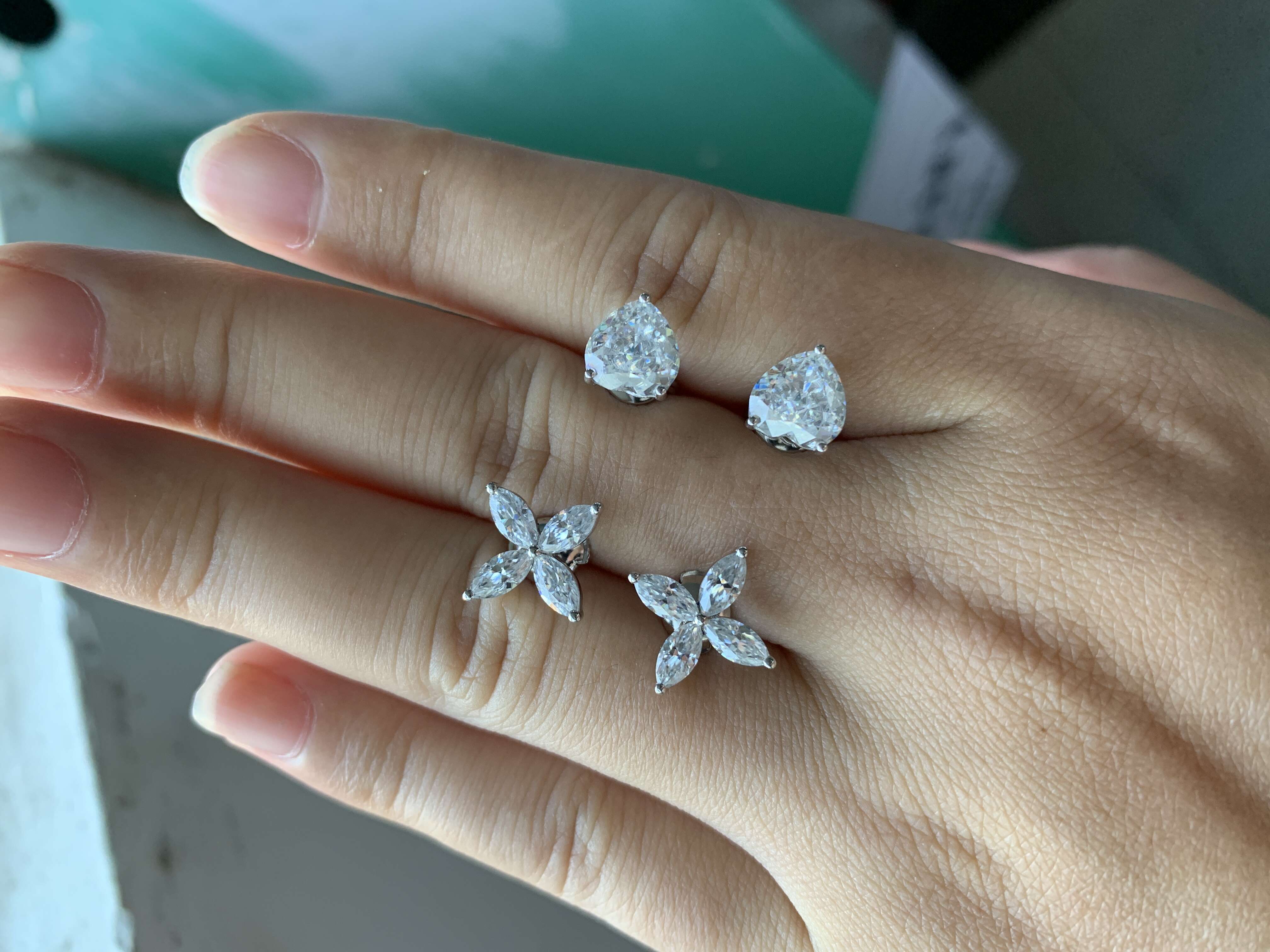 Fancy Gems 10k 14k 18k Three Claws Solitaire Heart Shape 7.5x7.5mm Moissanite Screw Stud Earring