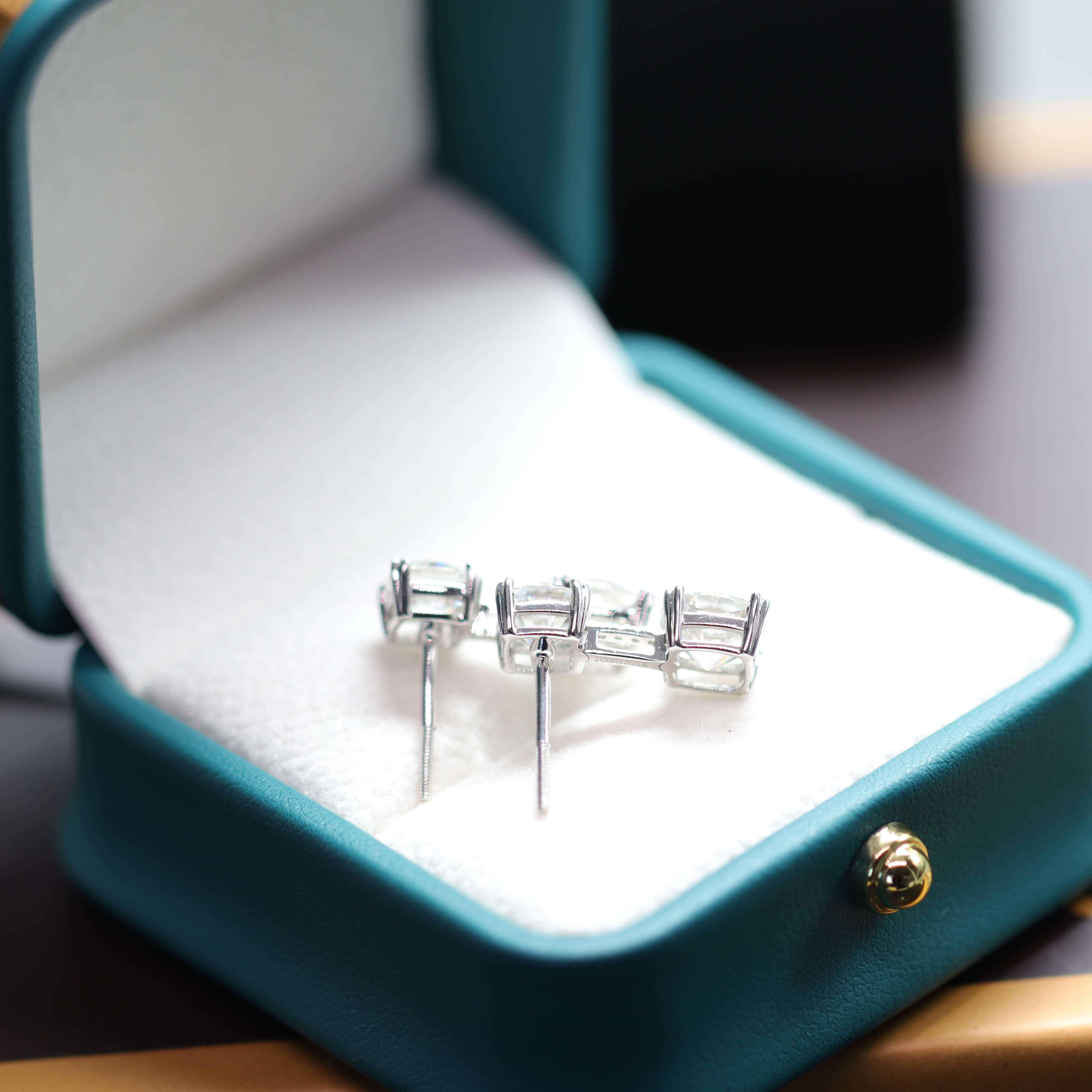 Fashion Earbob Jewelry 18k Real Gold Setting with D Colour Cushion Cut Diamond Moissanite Hoop Earrings Studs