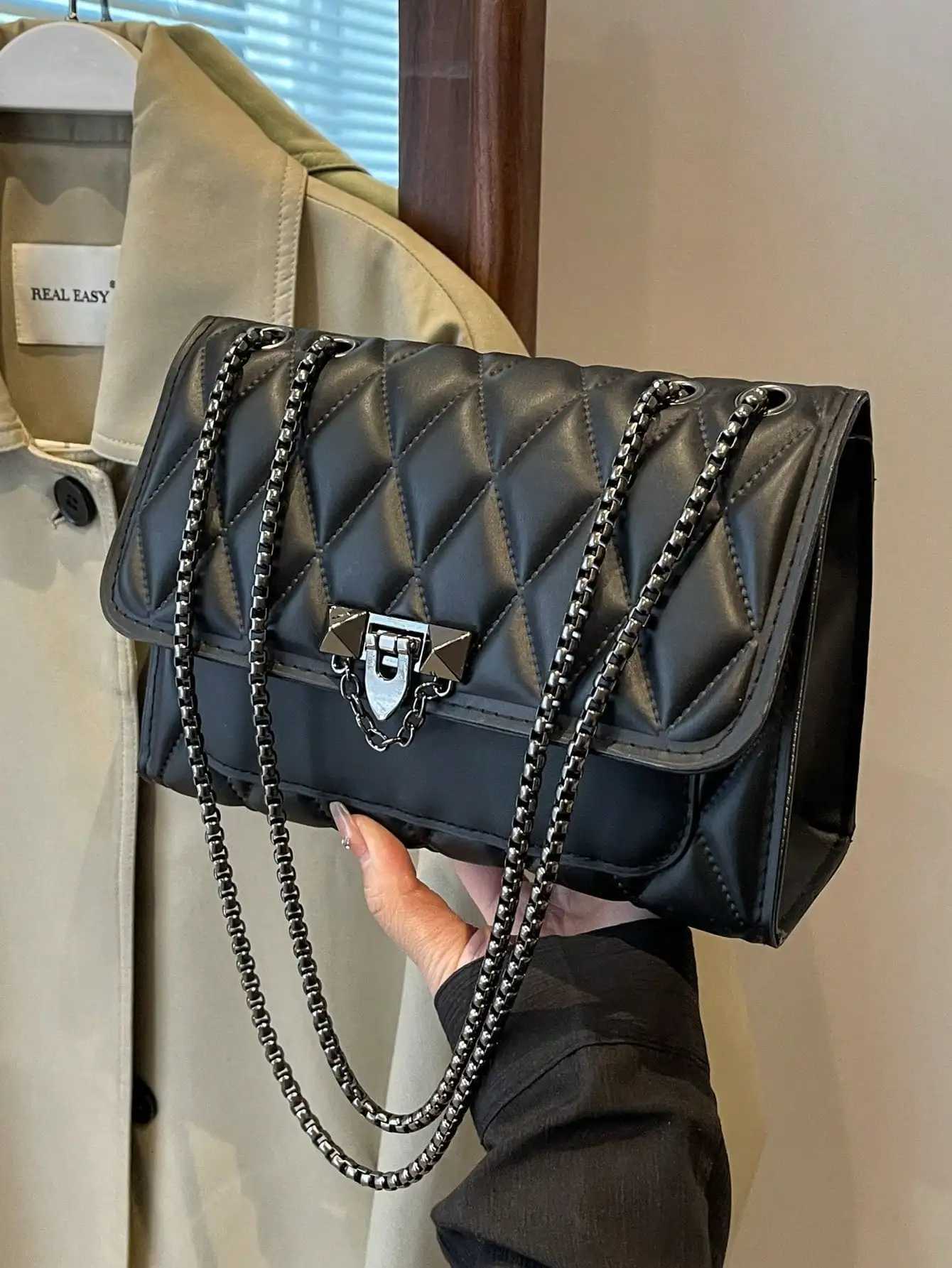 Fashionable Embossed Square Crossbody Bag Diamond Pattern Metal Chain Handbag All-Match Quilted Chain Bag Womens Classic PurseT2511112