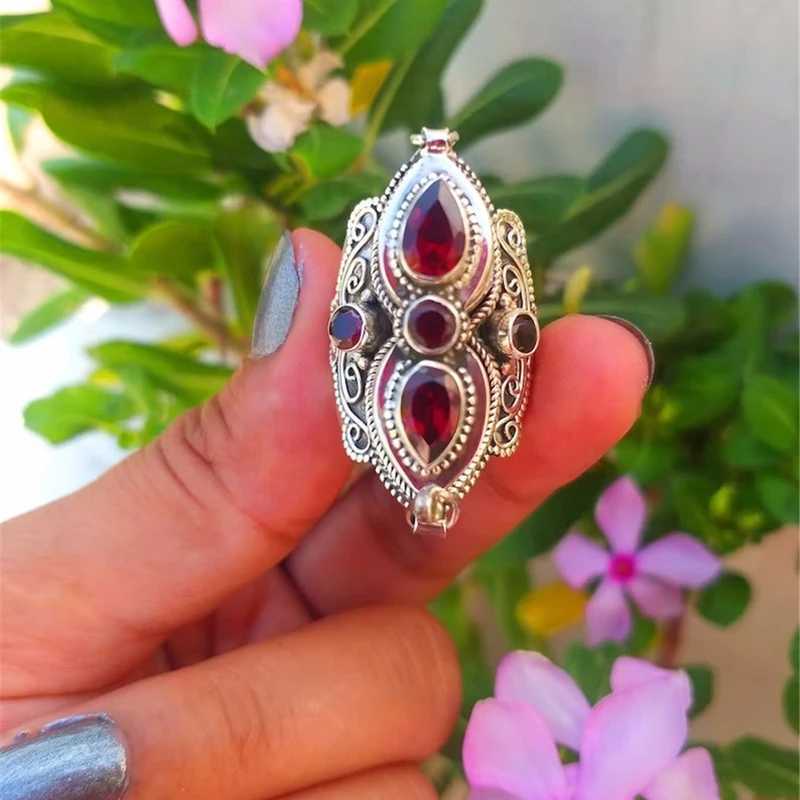 Vintage womens ring Bohemian set with red cubic zirconia antique silver carving classic womens jewelryXJ250412