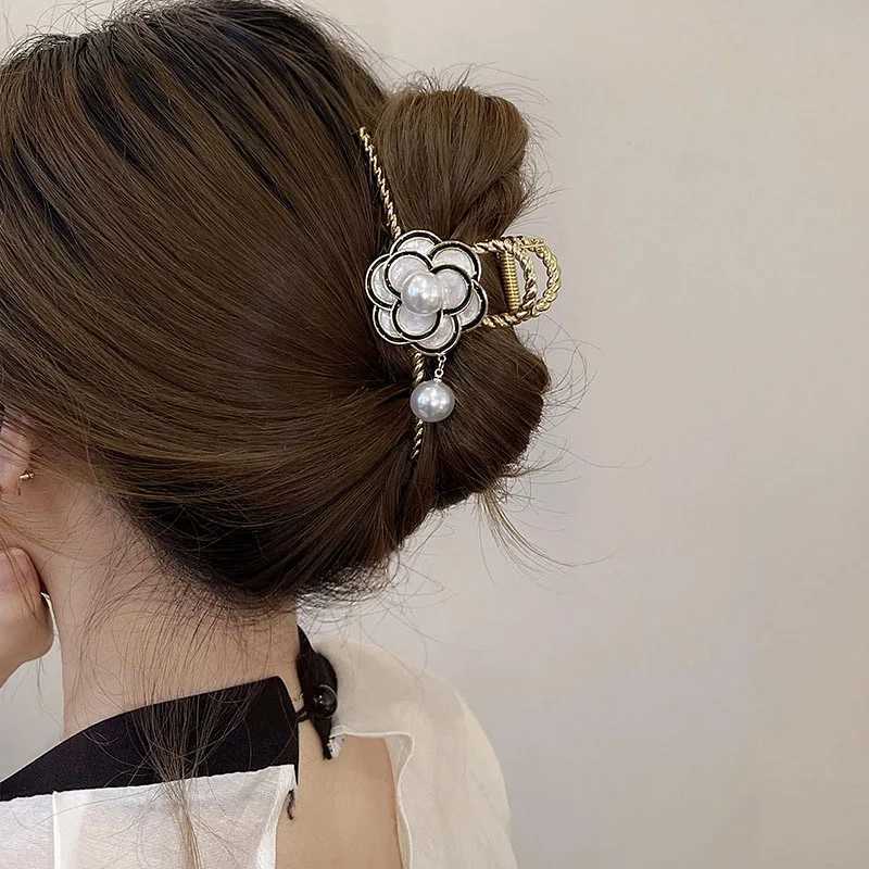 New retro pearl hair claw clip suitable for girls camellias handmade fashionable and elegant ponytail clip decorative ACCESSORI Y2504012