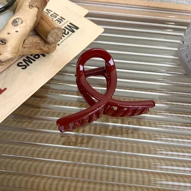 Plastic red hair claw womens large geometric acrylic crab hair clip elegant bucket clip womens fashionable hair clip Y2504012