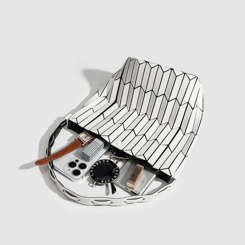2024 New Niche Design Geometric Rhombus Bucket Bag, Versatile Portable Vegetable Basket , Single Shoulder Armpit Bag Handbags
