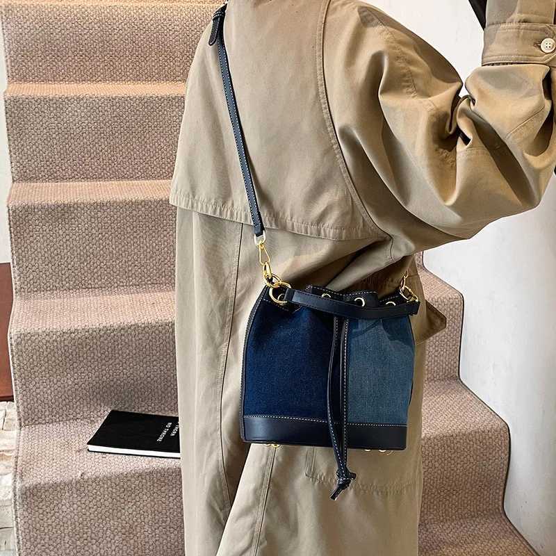 Super Fire Messenger Bag 2024 new high-end autumn and winter niche shoulder bag large capacity bucket bagXJ250412