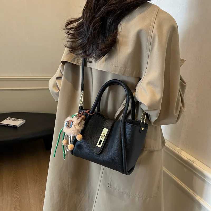 2026 Hot Selling Casual Chic Slant Cross Bucket Bag Leather Commuting Single Shoulder Bag High-End Luxury Womens Handbag FemaleT2511112