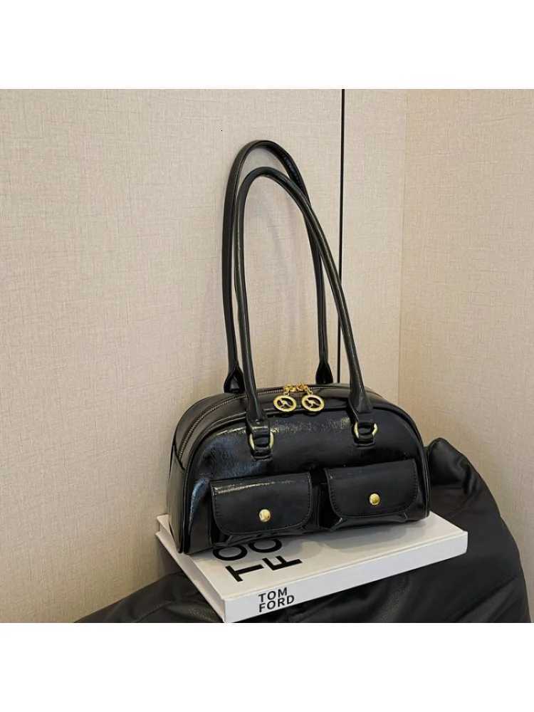 Fashionable Vintage Messenger Bag For Women In Elegant Leather Featuring Large Capacity And Chic Paris StyleW251111