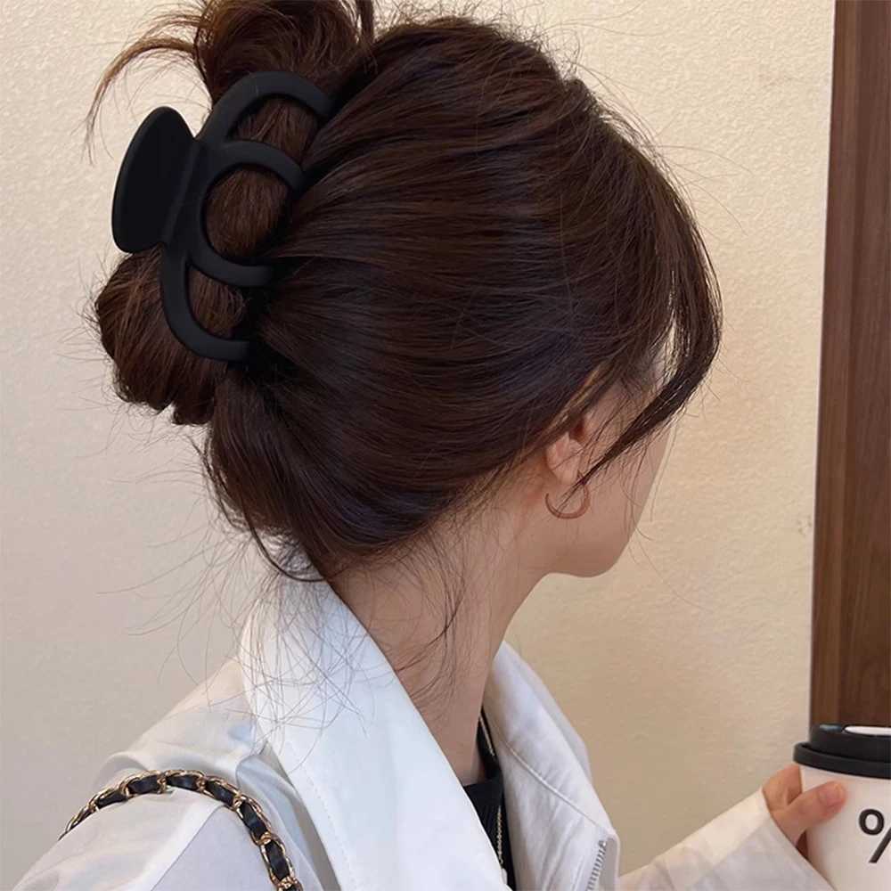 Womens fashion big hair claw clip Korean simple acrylic hair clip shark hair clip matte girls ponytail hair accessory Y2504012