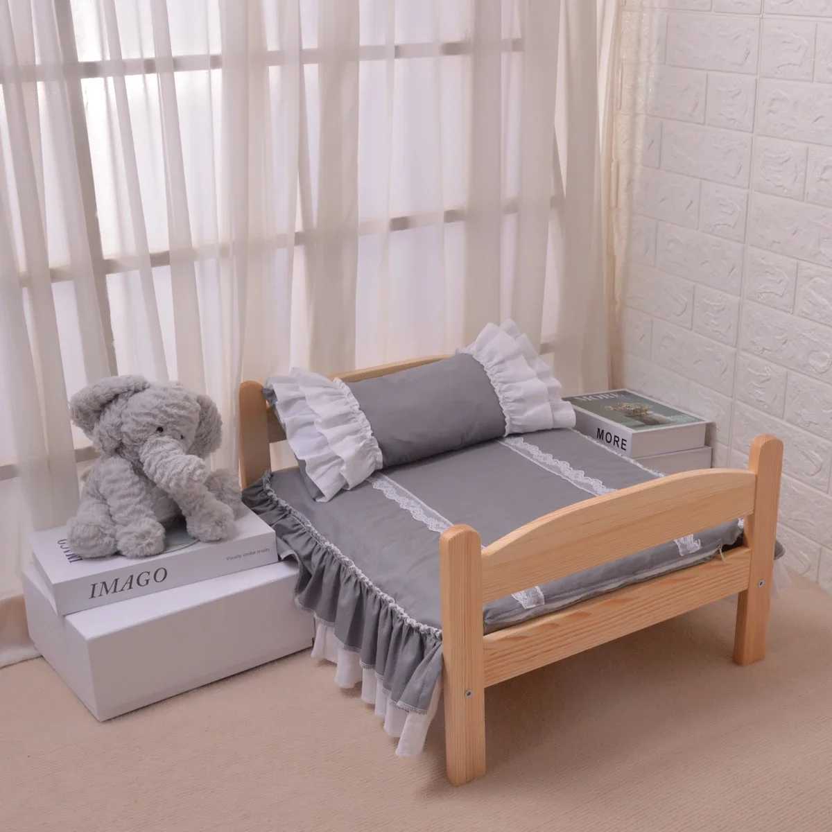 Cute solid wood pet bed comfortable dog bed free full set of pet bedding detachable and washable pet bed X250412