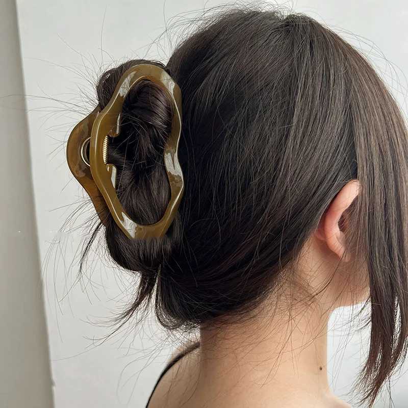 Clouds Hollow Out Hair Claws Clips Womens Jelly Acrylic Hairclip Plastic Irregular Hairclip Y2504012