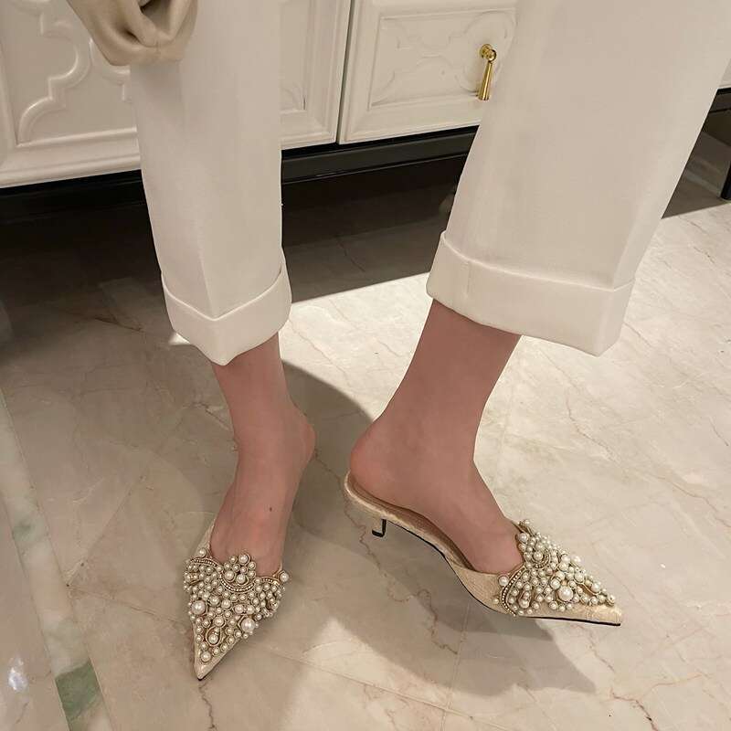 Product 2025 New Fashionable Pointed Pearl Half Dragged Thin Cool Dragging Women's Shoes, Size 42 Baotou Middle Heel Slippers