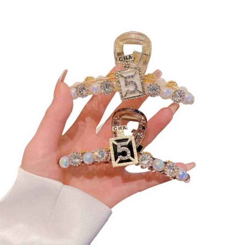 Home>Products>Luxury Womens Pearl Water Diamond Grab Clamp Versatile Shark Clamp Rear Spoon Plate Hairclip Y2504012