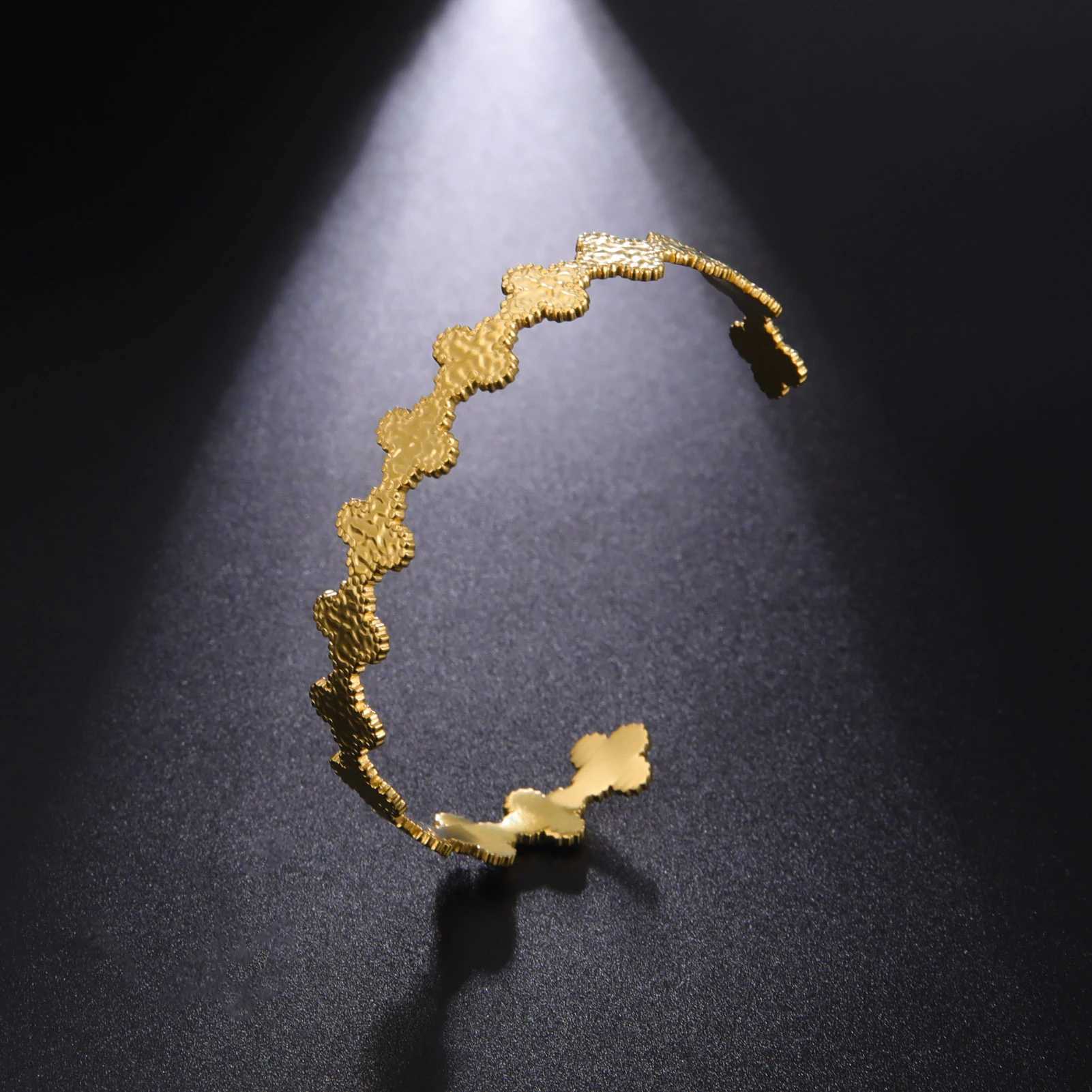 Amaxer Stainless Steel Hammered Four-Leaf Clover Bracelet For Women Girl Flower Bangles Christmas Jewelry Party Lover GiftC250411