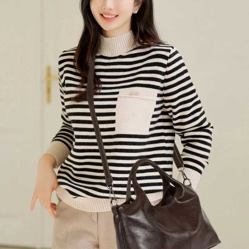Solid Color Retro Elegant Pu Soft Handbag 2025 New Model for Women Simple and Versatile Large Capacity Crossbody BagC250412