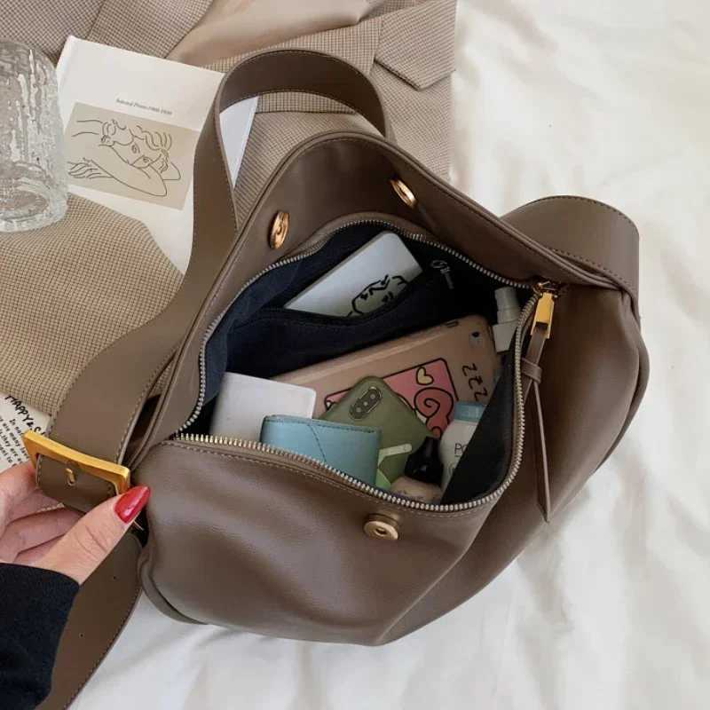 Womens cross body bag large capacity luxury handbag solid soft shoulder bag womens casual travel homeless bag retro Sac newXJ250412