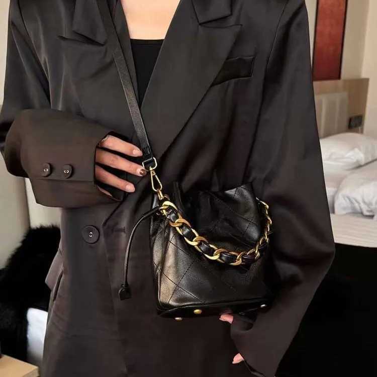 Luxury designer leather quilted dry bucket bag suitable for women with chain strap cross body handbag used for daily commutingXJ250412