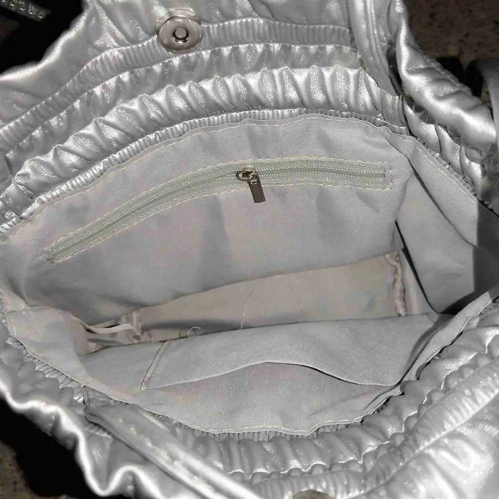 Sier pleated shoulder bag new Drstring PU leather handbag bucket casual wallet for womenXJ250412
