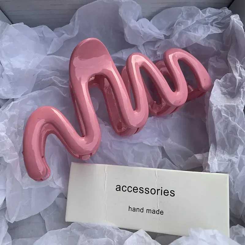 2023 Color Jelly Wave Hair Claw Womens Fashion Design Korean Sweet Simple Irregular Hair Clip Wear Wholesale Y2504012
