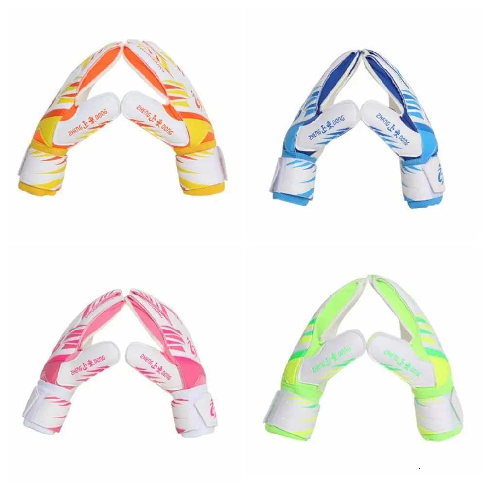 1 Pair of Wear-resistant Football Gloves Anti-slip Excellent Goalkeeper Training Gloves Non-Slip Thick LatexW251112