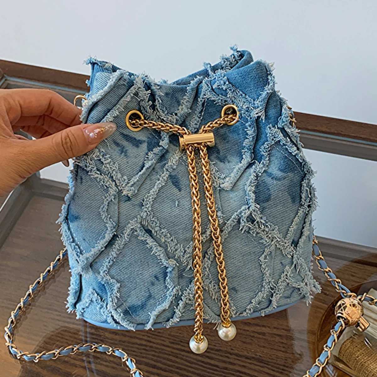 New popular diamond-shaped raw edge shoulder bag simple and fashionable messenger bag elegant and versatile daily bucket bagT2511112