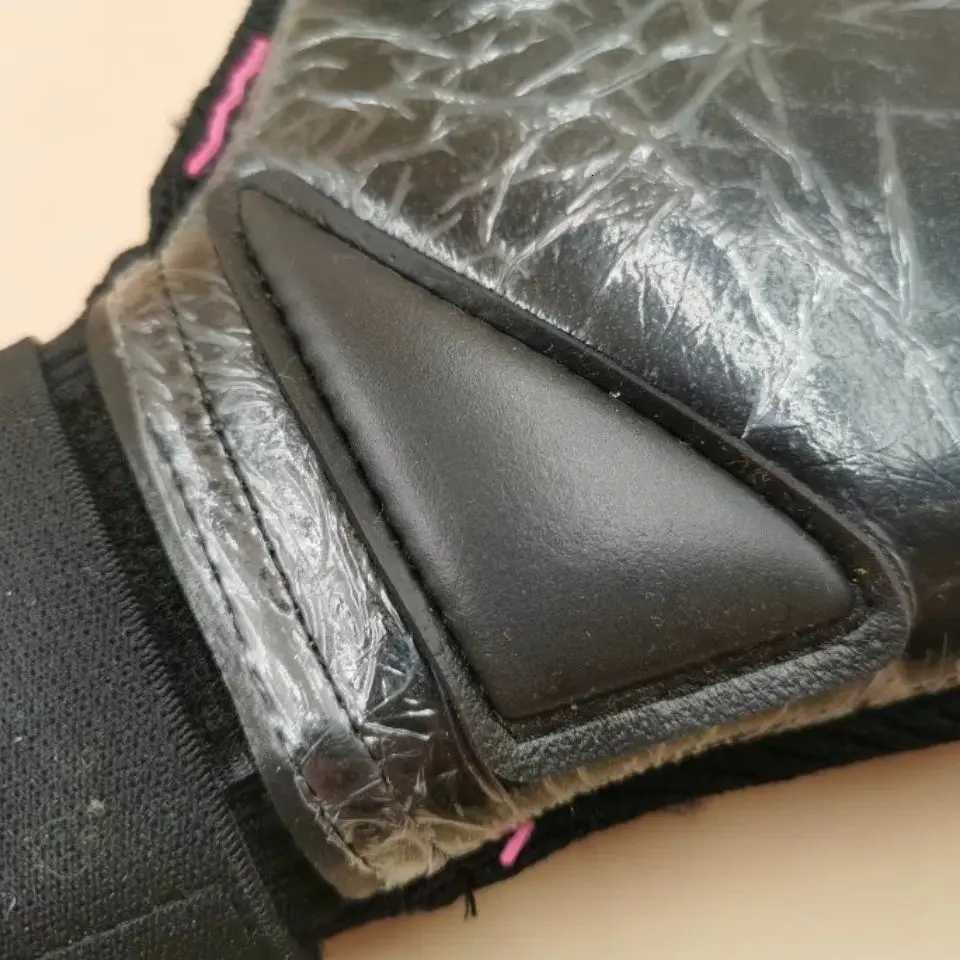 4MM Soccer Goalkeeper Gloves Thickened Latex Football Match Grip Protection Adult Goalkeeper Wrist Strap Soccer Goalie GlovesW251112